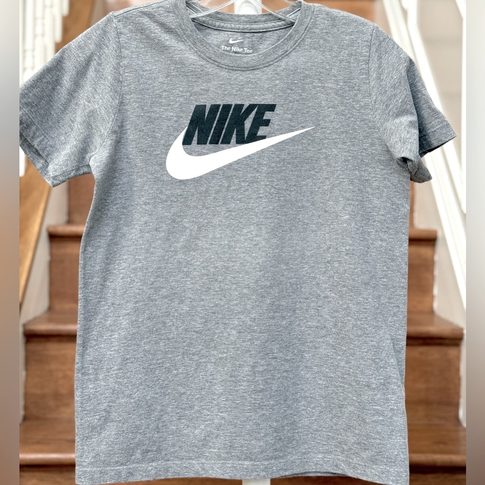 Nike youth large, heather gray t-shirt with black Nike logo. Great condition!